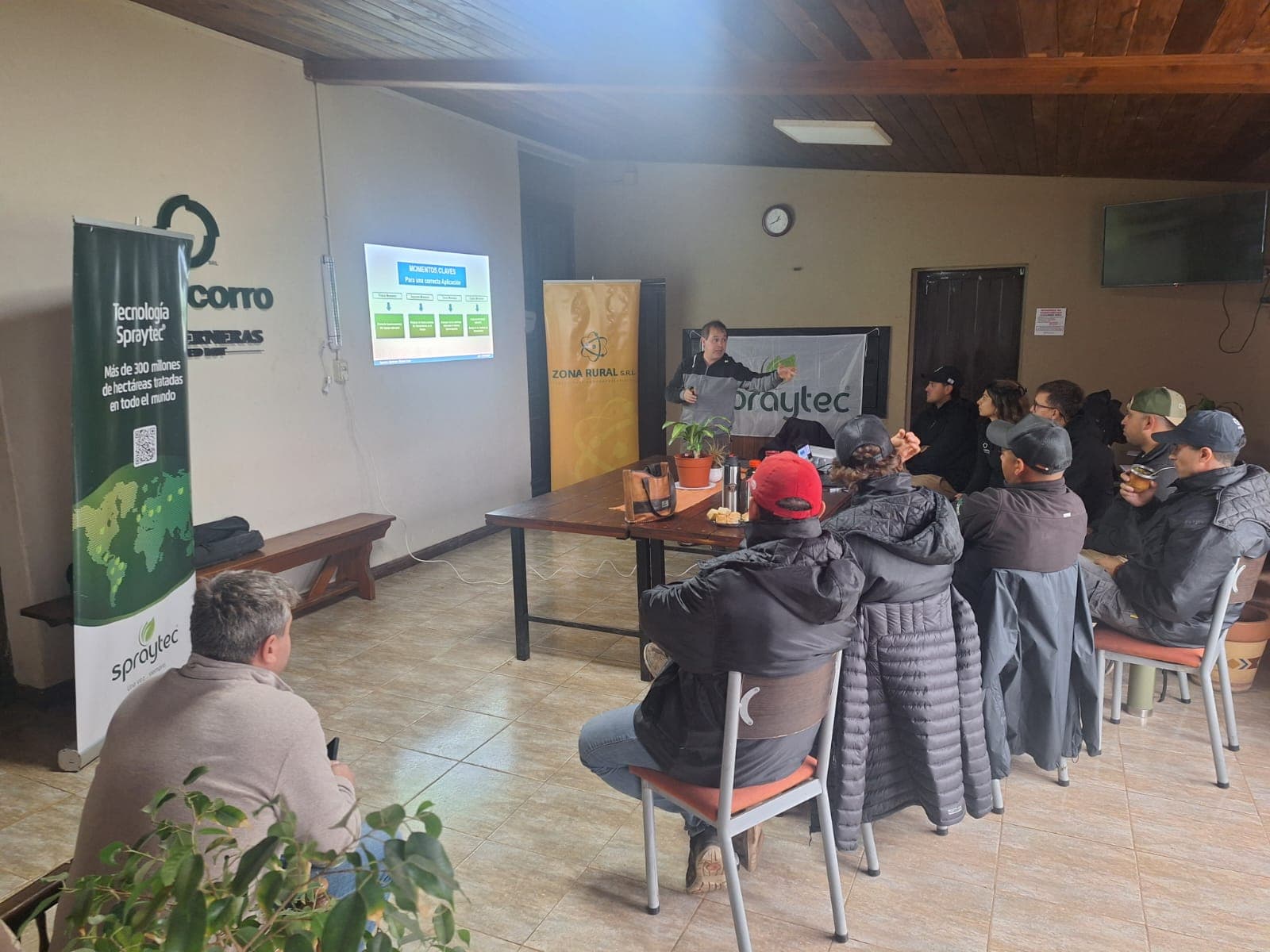 Capacitación técnica sobre adyuvantes en Alejandro Roca